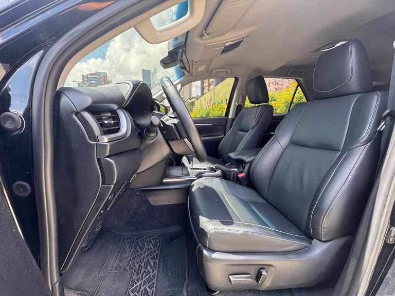 Toyota Hilux SW4 SRX 4x4 2.8 TDI 16V Dies. Aut.