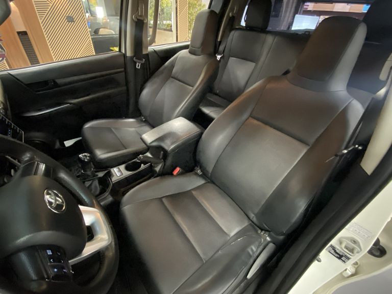 Toyota Hilux CD 4x4 2.8 Diesel Mec.