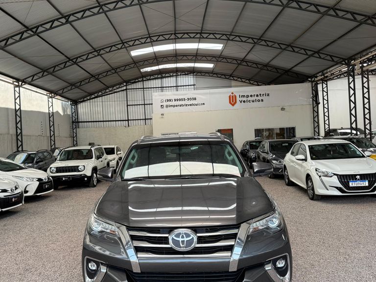 Toyota Hilux SW4 SRX 4x4 2.8 TDI 16V Dies. Aut.