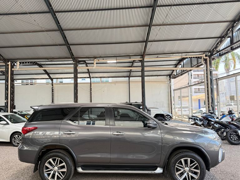 Toyota Hilux SW4 SRX 4x4 2.8 TDI 16V Dies. Aut.