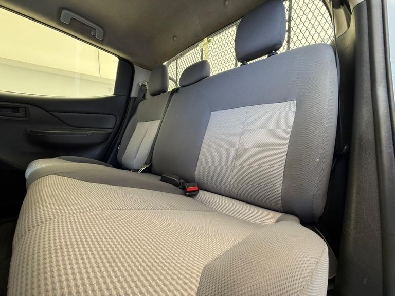 Mitsubishi L200 Tri. Outd. GLX 2.4 CD 4x4 Die. Mec.