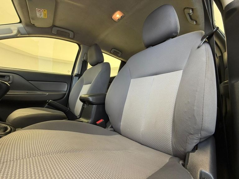 Mitsubishi L200 Tri. Outd. GLX 2.4 CD 4x4 Die. Mec.