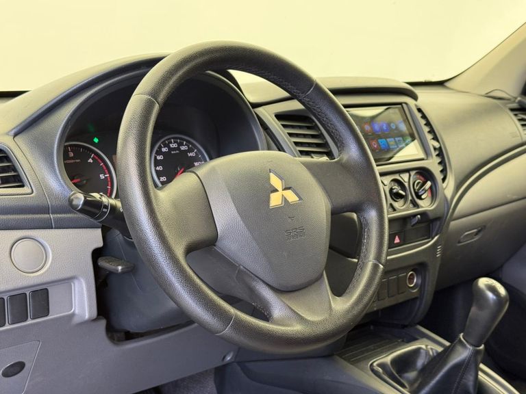 Mitsubishi L200 Tri. Outd. GLX 2.4 CD 4x4 Die. Mec.