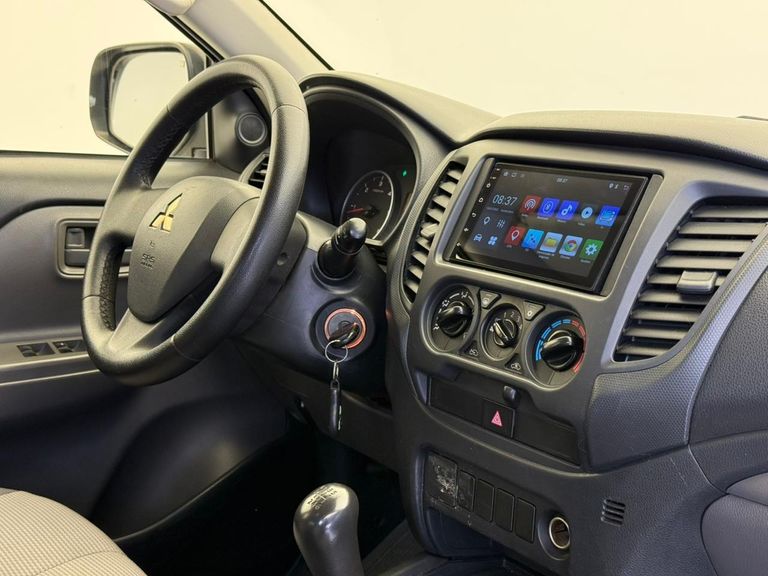 Mitsubishi L200 Tri. Outd. GLX 2.4 CD 4x4 Die. Mec.