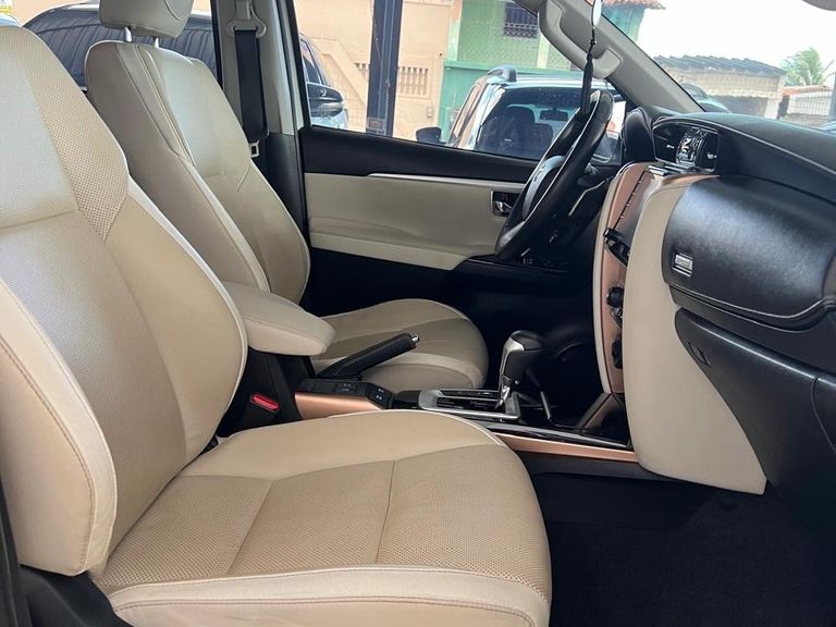 Toyota Hilux SW4 SRX Diamo. 4x4 2.8 TB Die Aut.