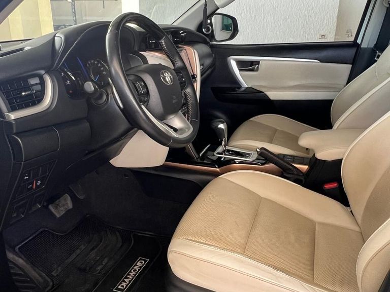 Toyota Hilux SW4 SRX Diamo. 4x4 2.8 TB Die Aut.