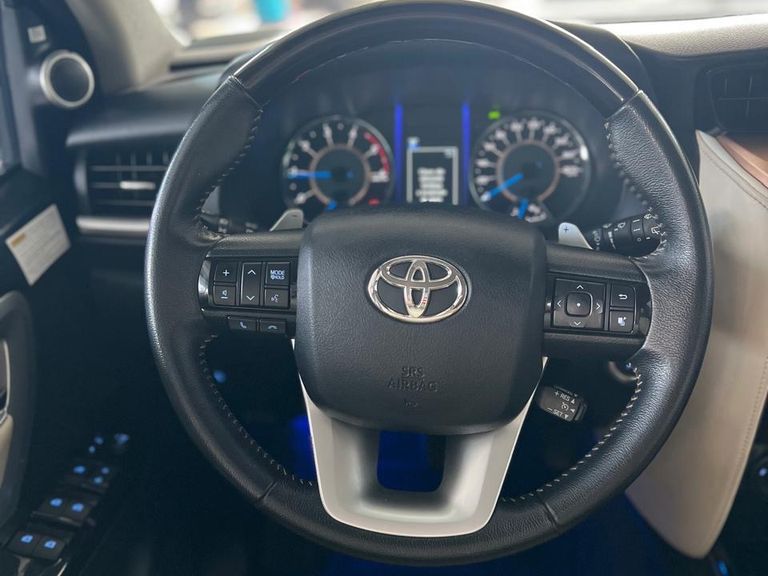 Toyota Hilux SW4 SRX Diamo. 4x4 2.8 TB Die Aut.