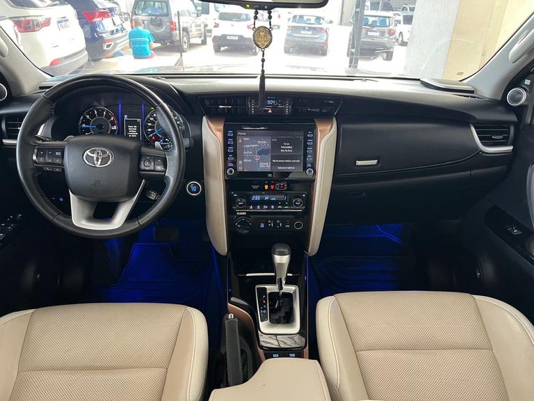 Toyota Hilux SW4 SRX Diamo. 4x4 2.8 TB Die Aut.