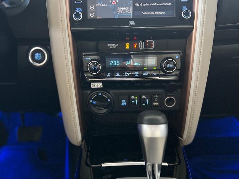 Toyota Hilux SW4 SRX Diamo. 4x4 2.8 TB Die Aut.