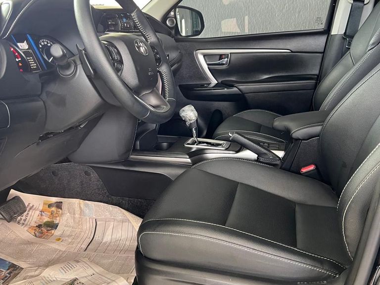 Toyota Hilux SW4 SRX 4x4 2.8 TDI 16V Dies. Aut.