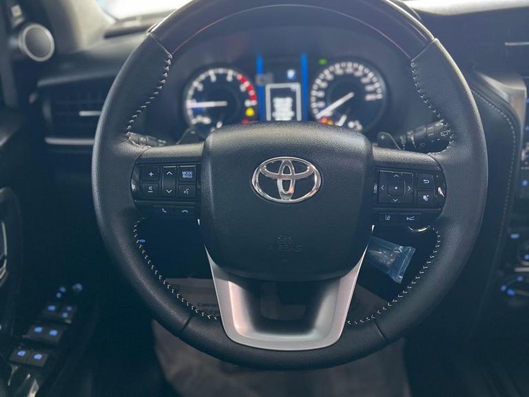 Toyota Hilux SW4 SRX 4x4 2.8 TDI 16V Dies. Aut.