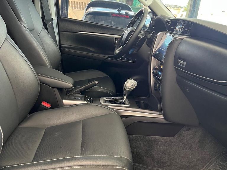 Toyota Hilux SW4 SRX 4x4 2.8 TDI 16V Dies. Aut.