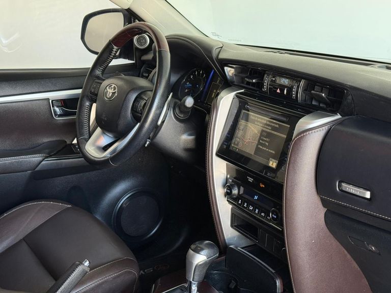 Toyota Hilux SW4 SRV 4x2 2.7 Flex 16V Aut.