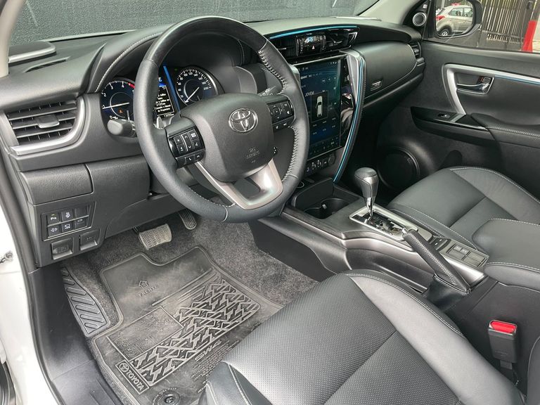 Toyota Hilux SW4 SRX Plat. 4x4 2.8 TB Die. Aut.