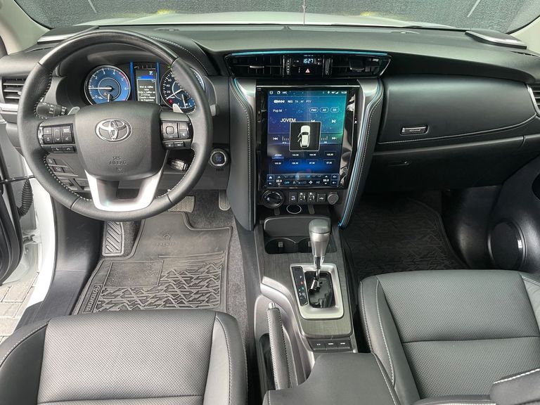 Toyota Hilux SW4 SRX Plat. 4x4 2.8 TB Die. Aut.