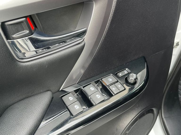 Toyota Hilux SW4 SRX Plat. 4x4 2.8 TB Die. Aut.