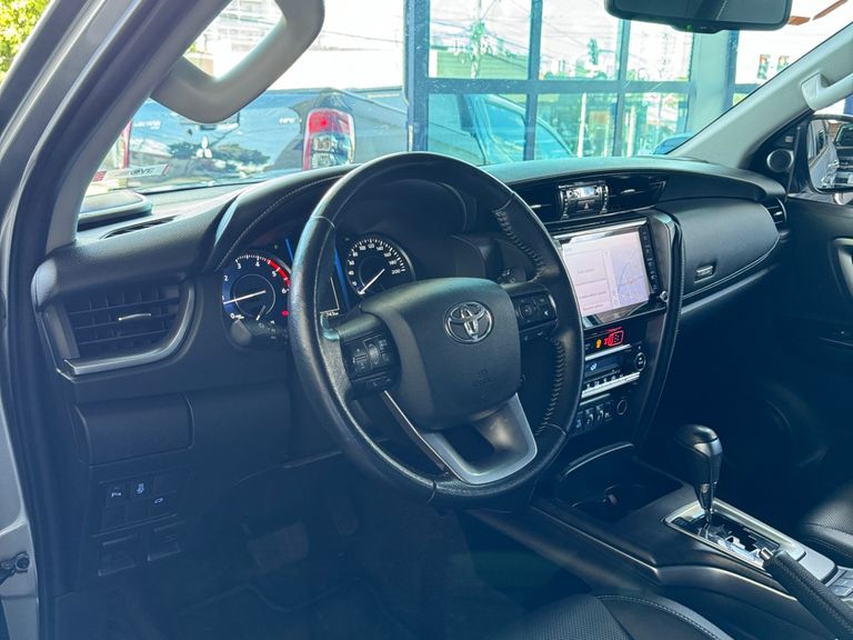 Toyota Hilux SW4 SRX 4x4 2.8 TDI 16V Dies. Aut.