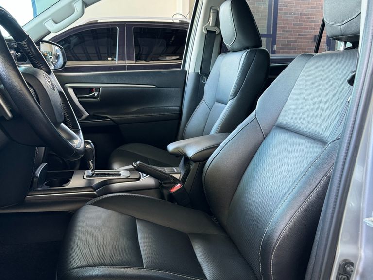 Toyota Hilux SW4 SRX 4x4 2.8 TDI 16V Dies. Aut.