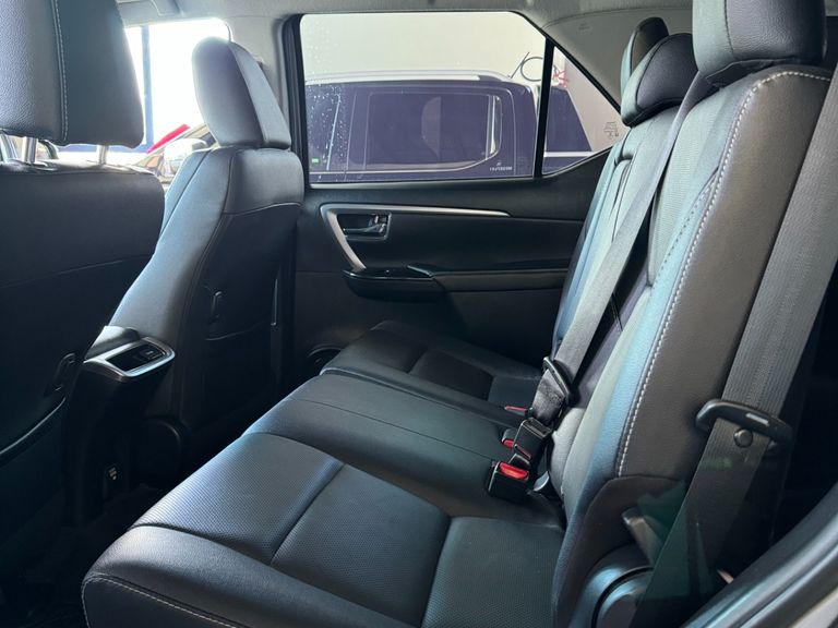 Toyota Hilux SW4 SRX 4x4 2.8 TDI 16V Dies. Aut.