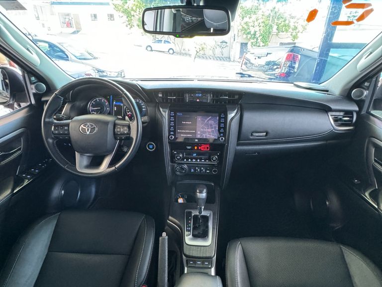 Toyota Hilux SW4 SRX 4x4 2.8 TDI 16V Dies. Aut.