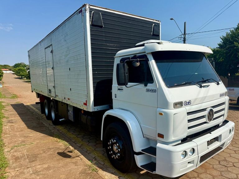 VOLKSWAGEN 23-220 6x2 3-Eixos 2p (diesel)