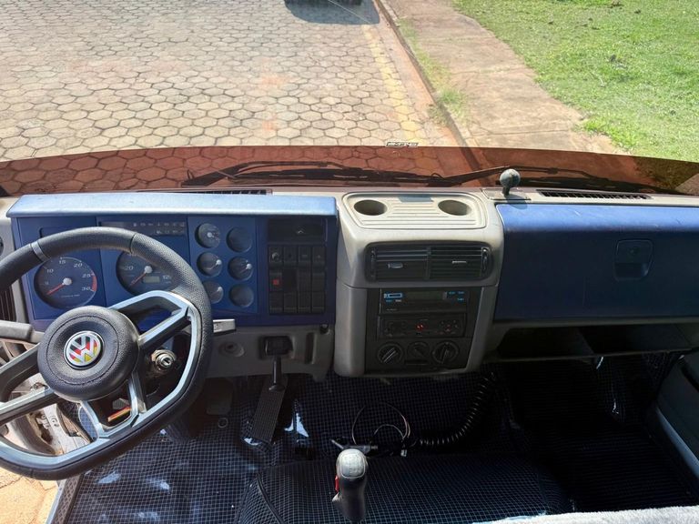 VOLKSWAGEN 23-220 6x2 3-Eixos 2p (diesel)