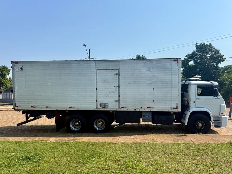 VOLKSWAGEN 23-220 6x2 3-Eixos 2p (diesel)