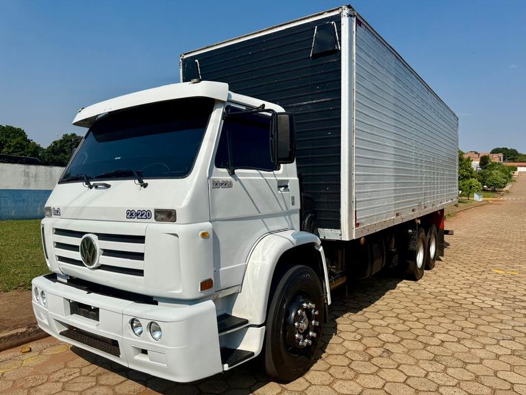 VOLKSWAGEN 23-220 6x2 3-Eixos 2p (diesel)