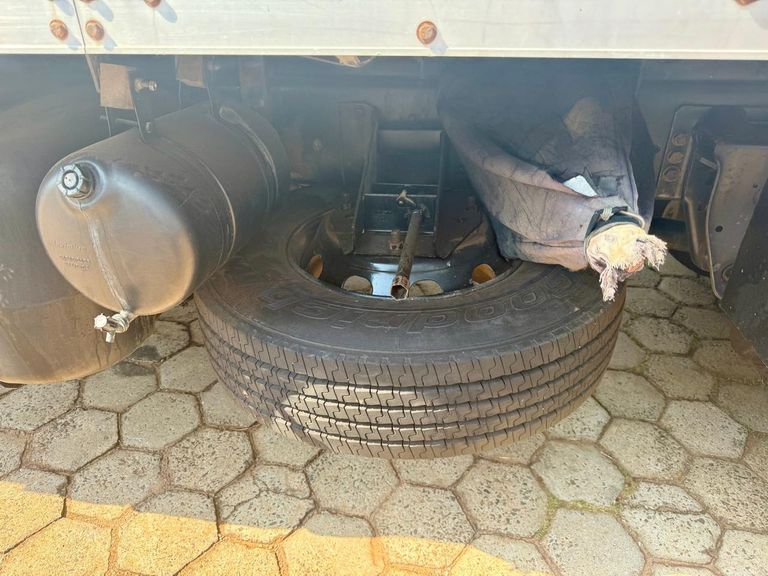 VOLKSWAGEN 23-220 6x2 3-Eixos 2p (diesel)