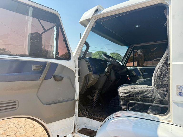 VOLKSWAGEN 23-220 6x2 3-Eixos 2p (diesel)