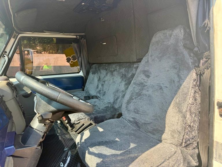 VOLKSWAGEN 23-220 6x2 3-Eixos 2p (diesel)