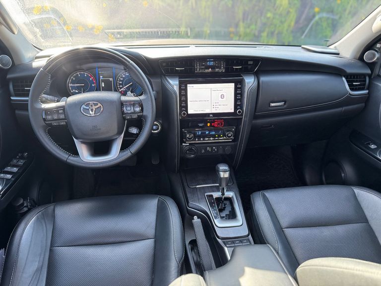 Toyota Hilux SW4 SRX 4x4 2.8 TDI 16V Dies. Aut.