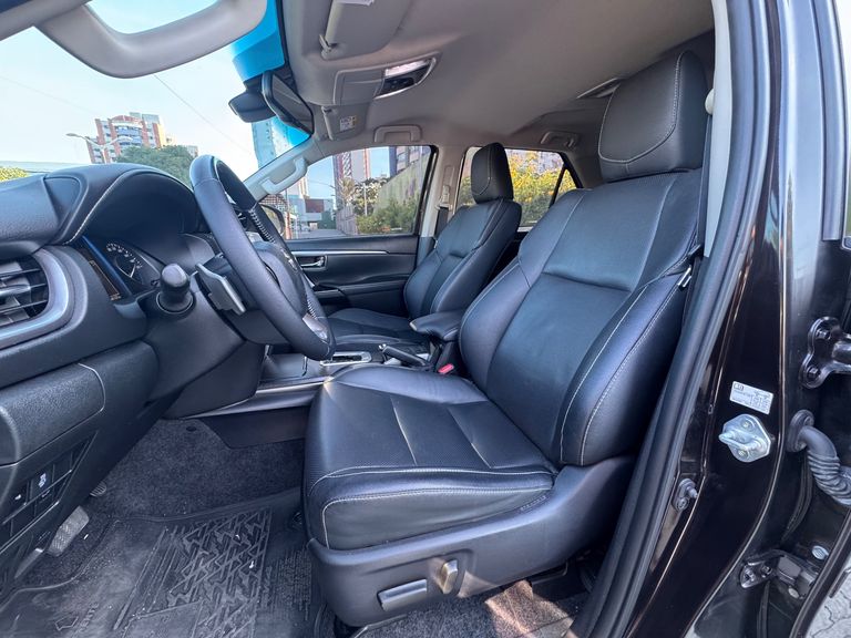 Toyota Hilux SW4 SRX 4x4 2.8 TDI 16V Dies. Aut.