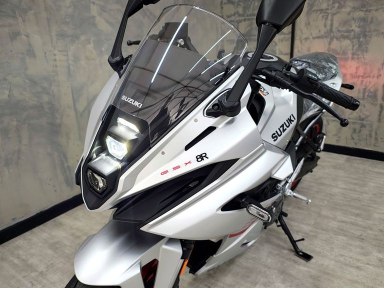 SUZUKI GSX-8R