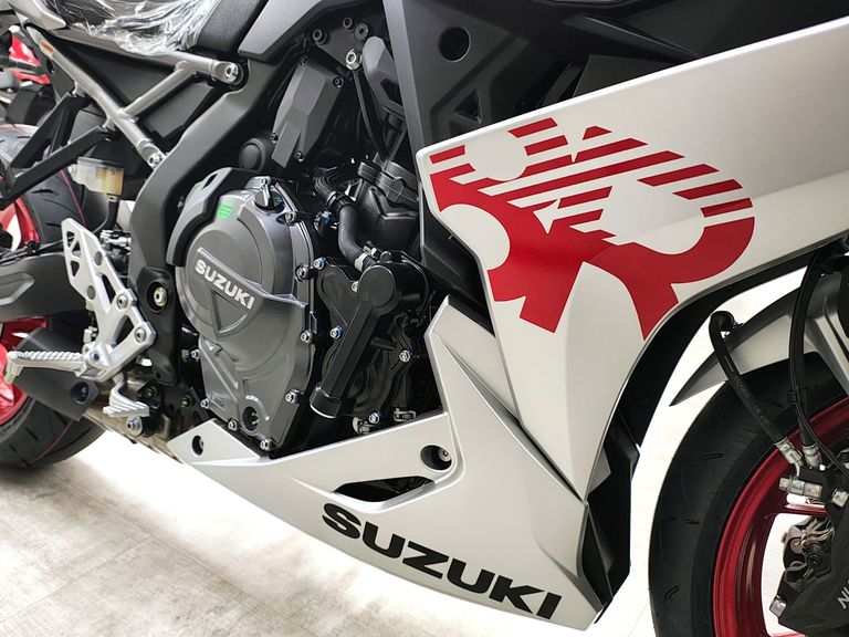 SUZUKI GSX-8R