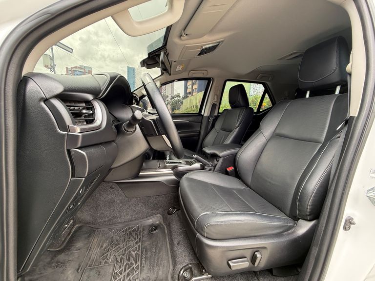 Toyota Hilux SW4 SRX 4x4 2.8 TDI 16V Dies. Aut.