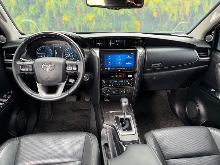 Toyota Hilux SW4 SRX 4x4 2.8 TDI 16V Dies. Aut.