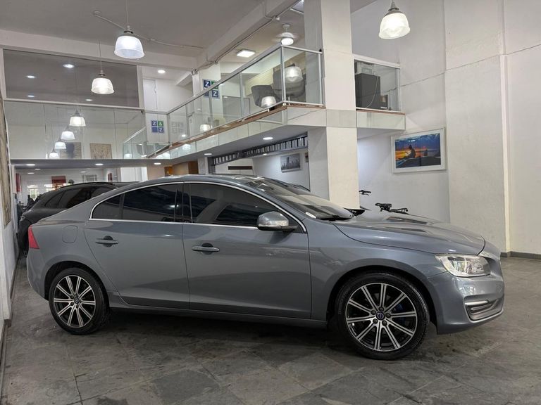 Volvo S60 T-5 MOMENTUM 2.0 245cv 4p