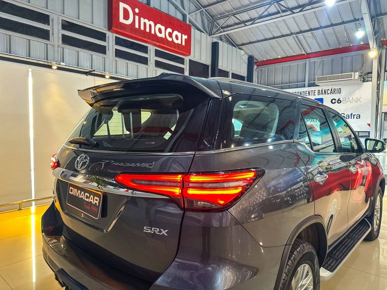 Toyota Hilux SW4 SRX 4x4 2.8 TDI 16V Dies. Aut.