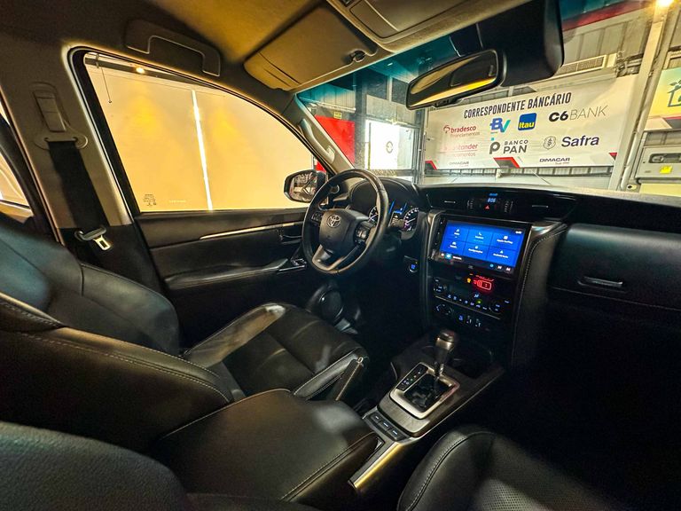 Toyota Hilux SW4 SRX 4x4 2.8 TDI 16V Dies. Aut.