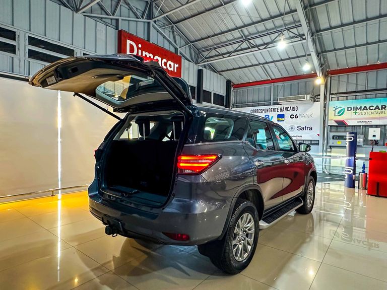 Toyota Hilux SW4 SRX 4x4 2.8 TDI 16V Dies. Aut.