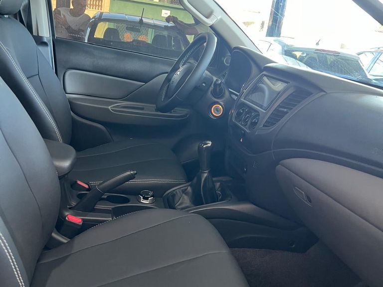 Mitsubishi L200 Tri. Outd. GLX 2.4 CD 4x4 Die. Mec.