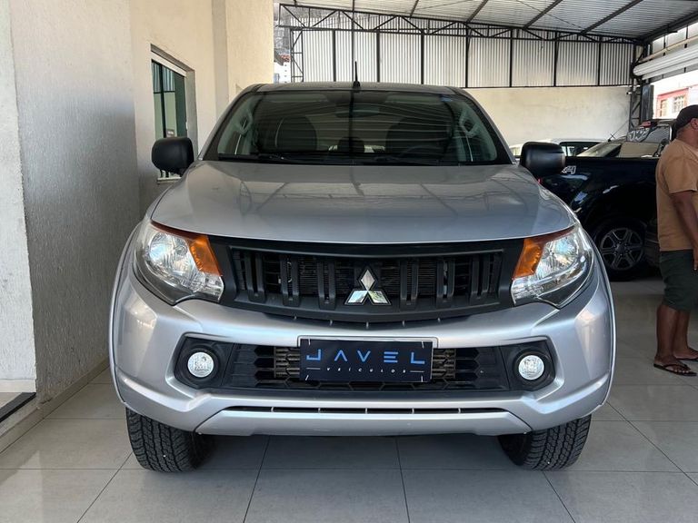 Mitsubishi L200 Tri. Outd. GLX 2.4 CD 4x4 Die. Mec.