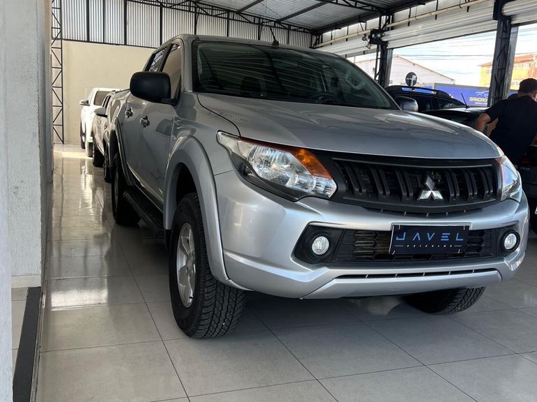 Mitsubishi L200 Tri. Outd. GLX 2.4 CD 4x4 Die. Mec.