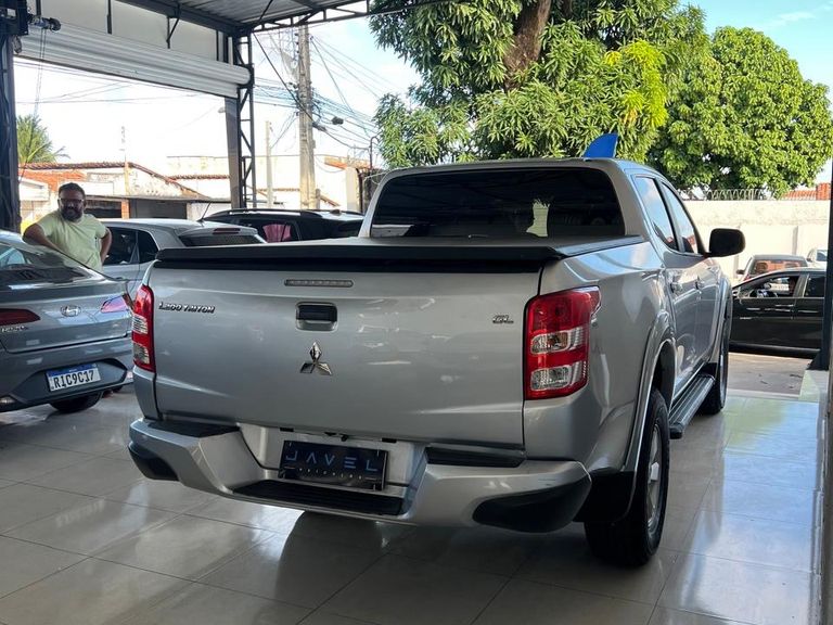 Mitsubishi L200 Tri. Outd. GLX 2.4 CD 4x4 Die. Mec.