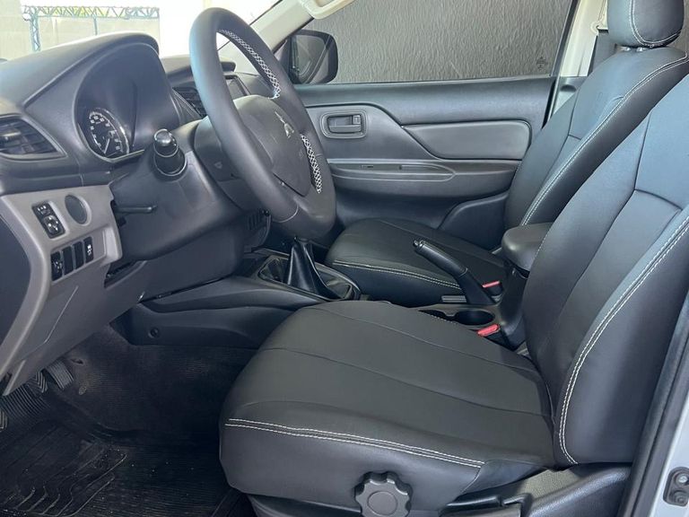 Mitsubishi L200 Tri. Outd. GLX 2.4 CD 4x4 Die. Mec.