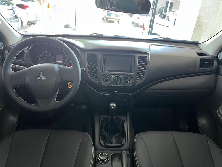 Mitsubishi L200 Tri. Outd. GLX 2.4 CD 4x4 Die. Mec.