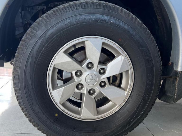 Mitsubishi L200 Tri. Outd. GLX 2.4 CD 4x4 Die. Mec.