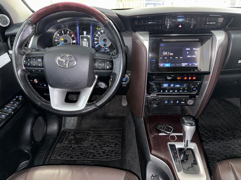 Toyota Hilux SW4 SRX 4x4 2.8 TDI 16V Dies. Aut.