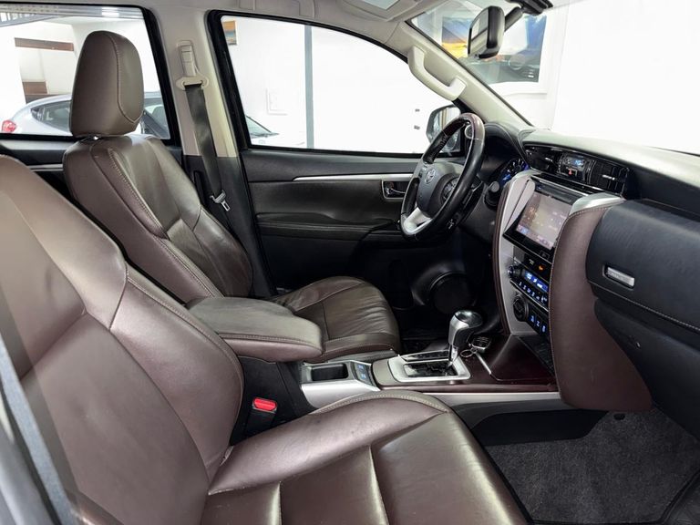 Toyota Hilux SW4 SRX 4x4 2.8 TDI 16V Dies. Aut.